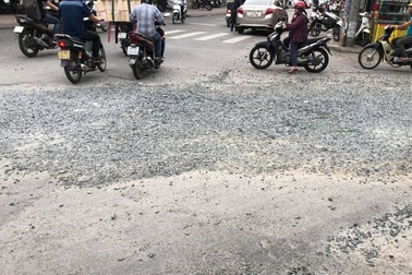 Tái lập mặt đường cẩu thả khiến người dân gặp nạn, bị phạt 4 triệu đồng