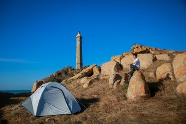Cắm trại ngắm sao đêm, bình minh ở ngọn hải đăng cổ nhất Việt Nam