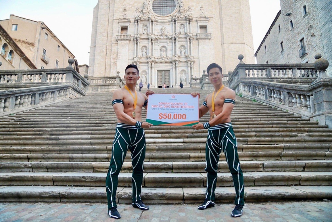 Tập đoàn Hưng Thịnh thưởng nóng hơn 1 tỷ đồng cho hai nghệ sĩ Quốc Cơ, Quốc nghiệp - 2