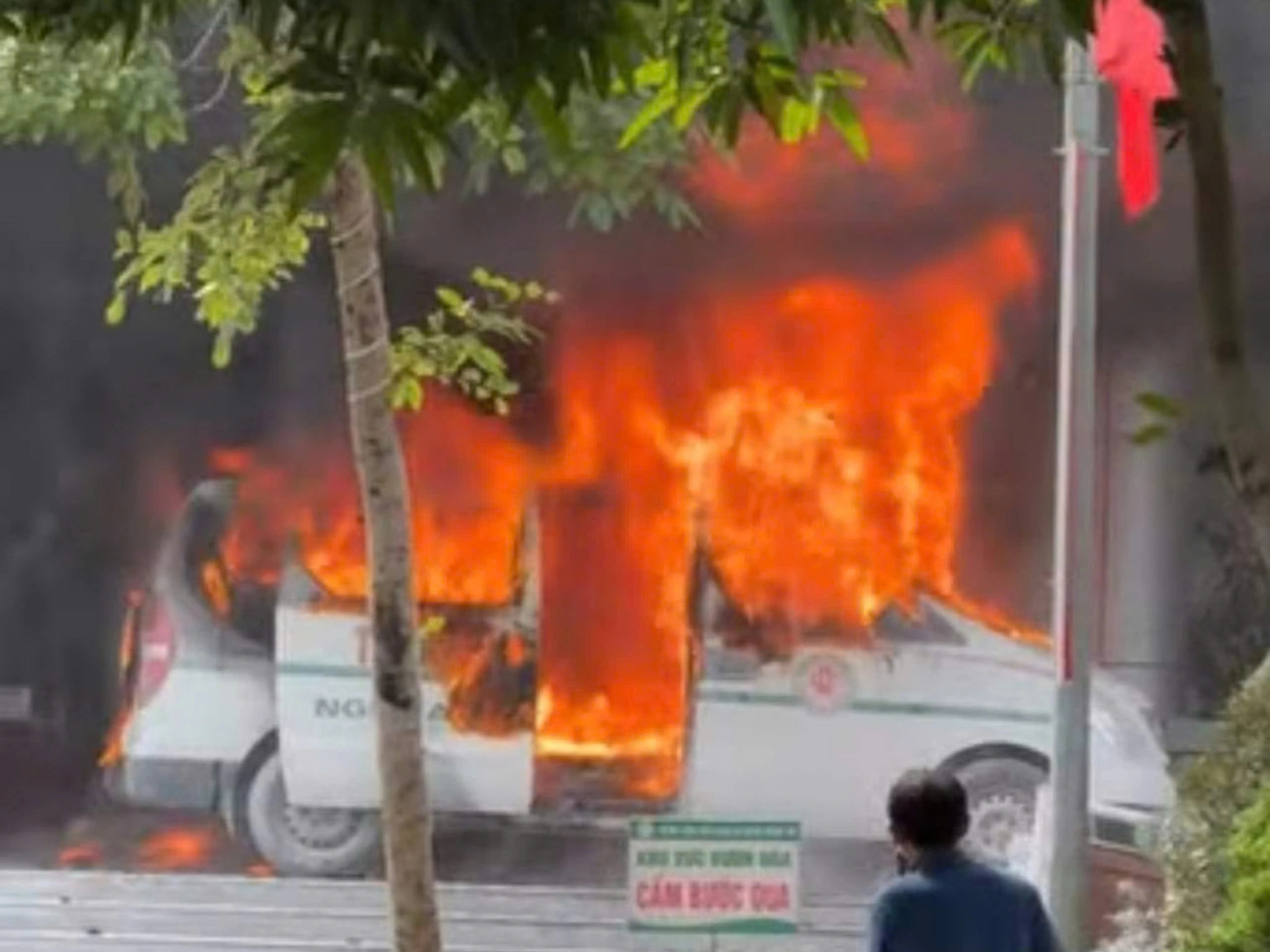 Ambulans terbakar di depan lobi rumah sakit terbesar Nghe An - 1 Xe cứu thương bốc cháy trước sảnh ở bệnh viện lớn nhất Nghệ An - 1