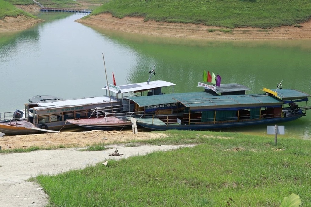 Nữ du khách tử vong khi chơi kéo mô tô nước ở hồ Thác Bà - 1 Nữ du khách tử vong khi chơi kéo mô tô nước ở hồ Thác Bà - 1