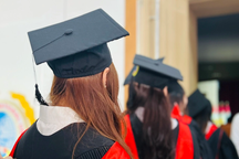 Hé lộ tiền lương tiến sĩ mà trường đại học trải thảm mời về