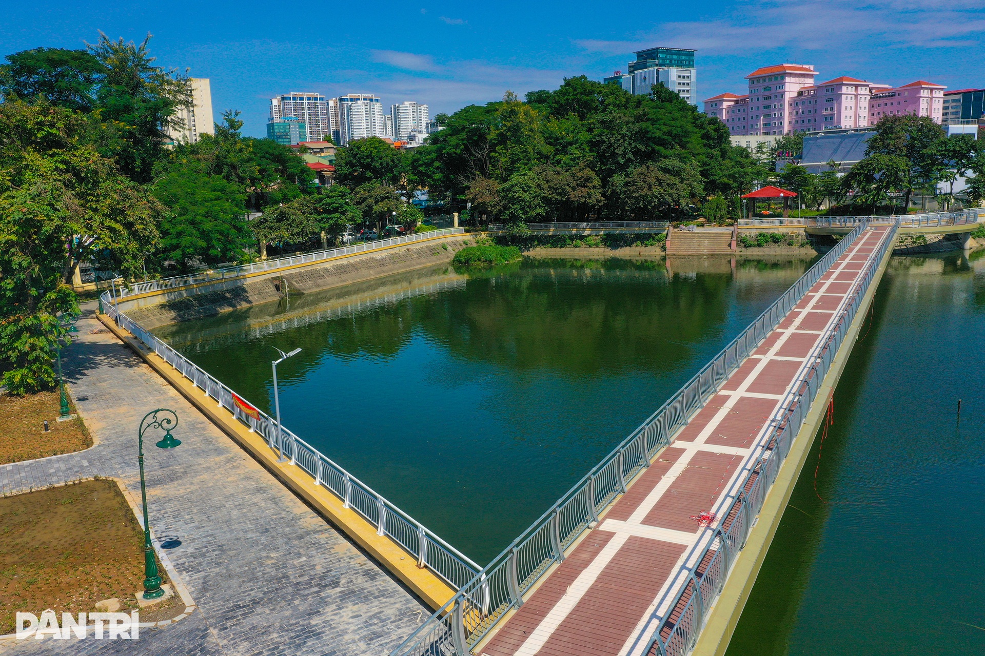 Độc đáo cầu đi bộ hình cây đàn khổng lồ trong công viên ở Hà Nội - 10