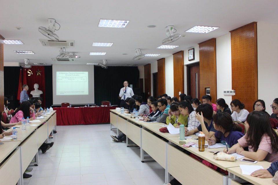 HV Chính sách và Phát triển hợp tác đào tạo với ĐH Middlesex University - 2 HV Chính sách và Phát triển hợp tác đào tạo với ĐH Middlesex University - 2