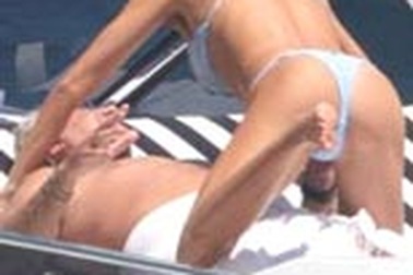 Phút tình tứ của "ông trùm" F1 với cô vợ siêu mẫu