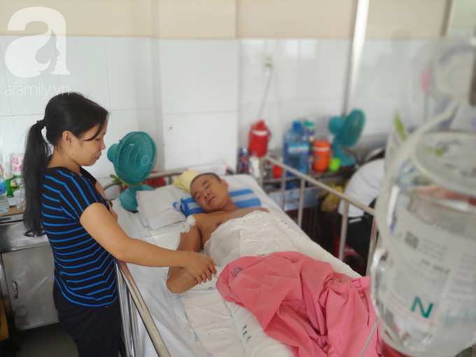 Chồng làm thợ hồ bị điện giật cháy khắp người, khóc nức nở vì làm khổ vợ và hai con thơ dại - Ảnh 6. Chồng làm thợ hồ bị điện giật cháy khắp người, khóc nức nở vì làm khổ vợ và hai con thơ dại - Ảnh 6.