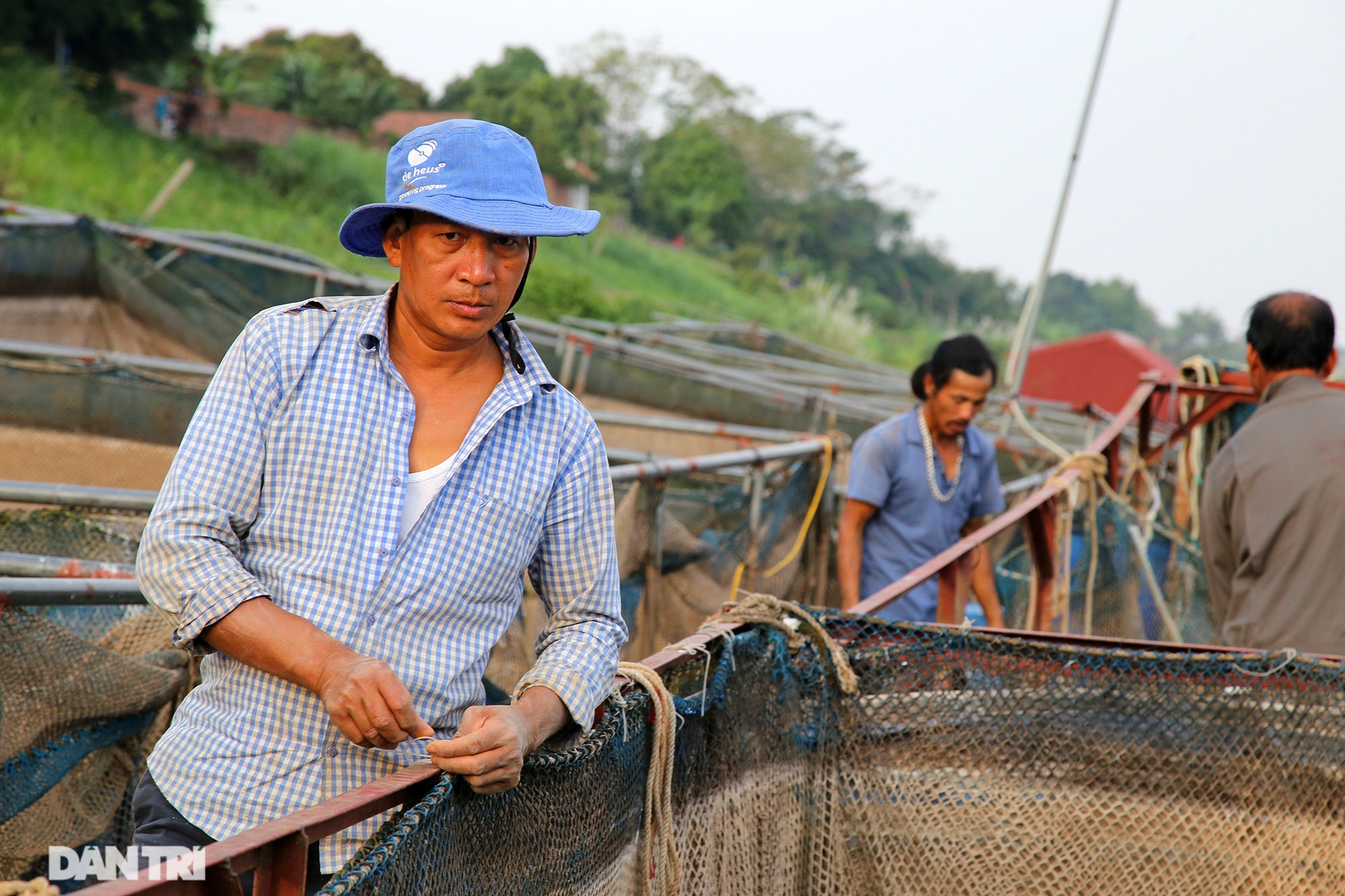 Sông Đà cạn trơ đáy, nông dân hối hả bơm cát cứu cá - 13 Sông Đà cạn trơ đáy, nông dân hối hả bơm cát cứu cá - 13