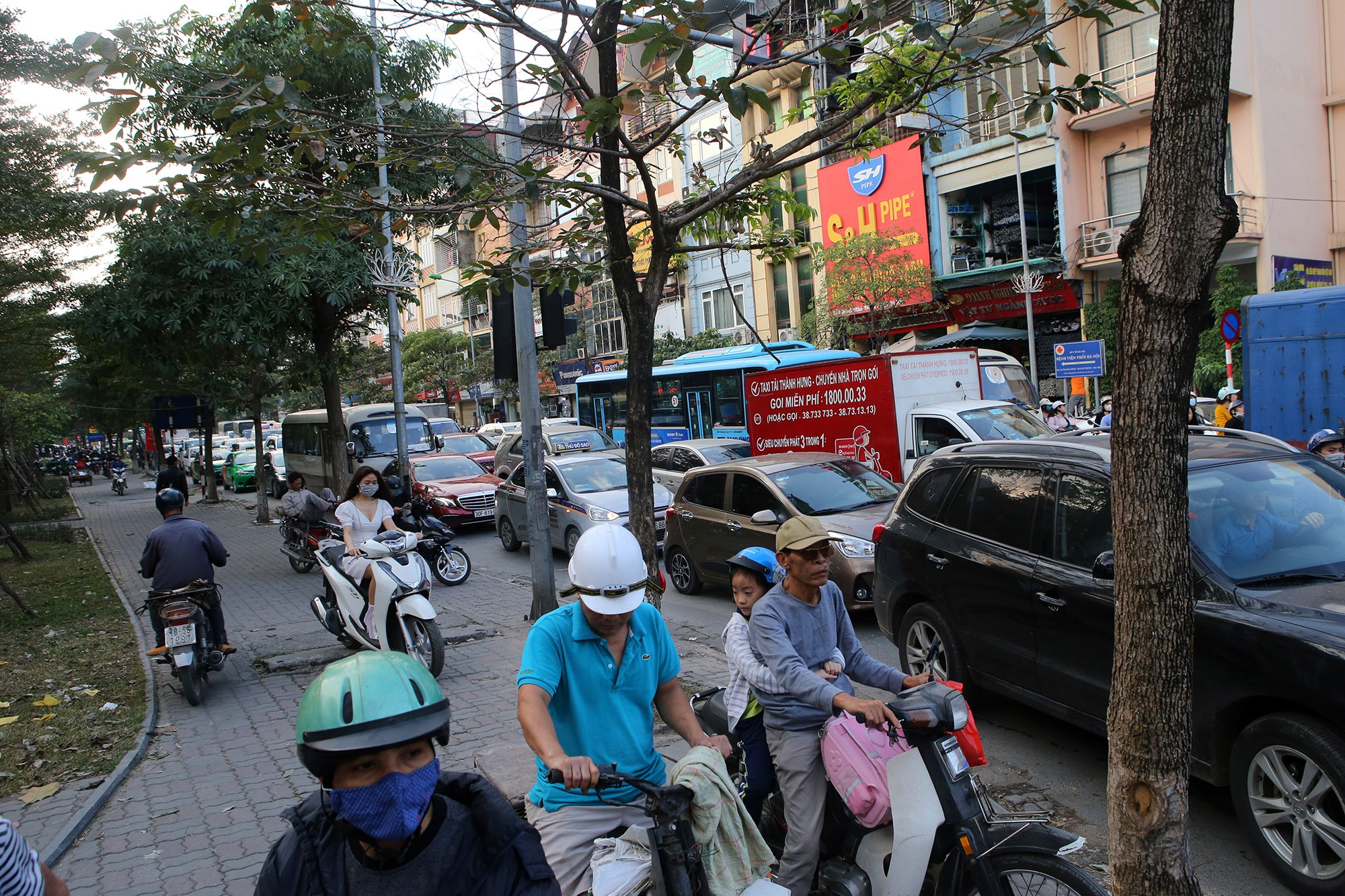 Hà Nội: Đường phố giáp Tết kẹt cứng - 6 Hà Nội: Đường phố giáp Tết kẹt cứng - 6