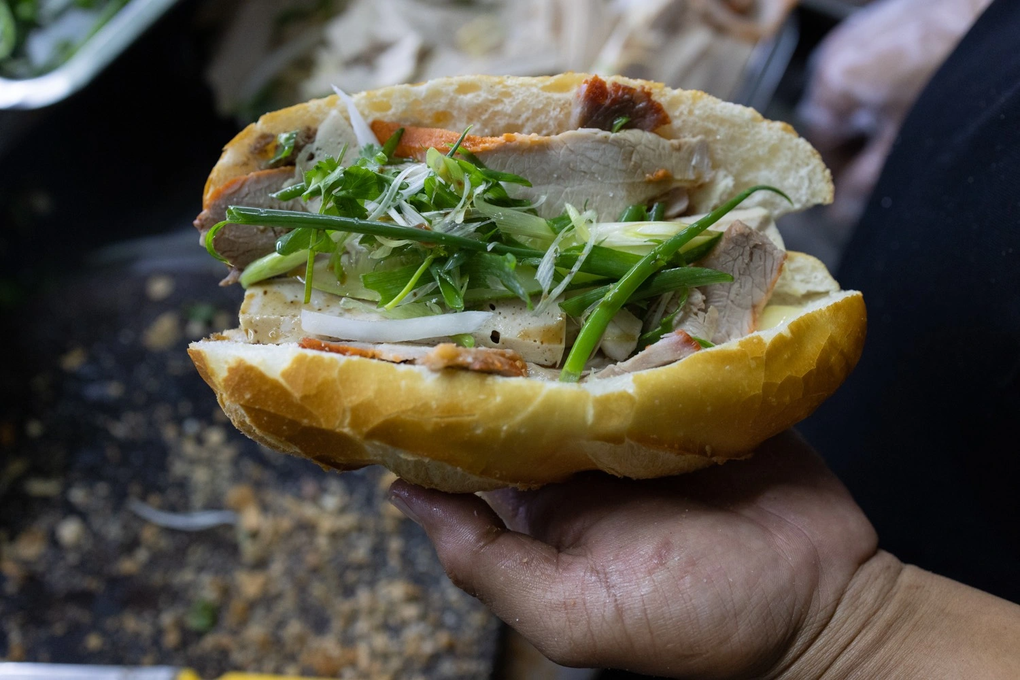 Quán bánh mì Việt 90 năm tuổi, từng được lên truyền hình Mỹ - 5 Quán bánh mì Việt 90 năm tuổi, từng được lên truyền hình Mỹ - 5