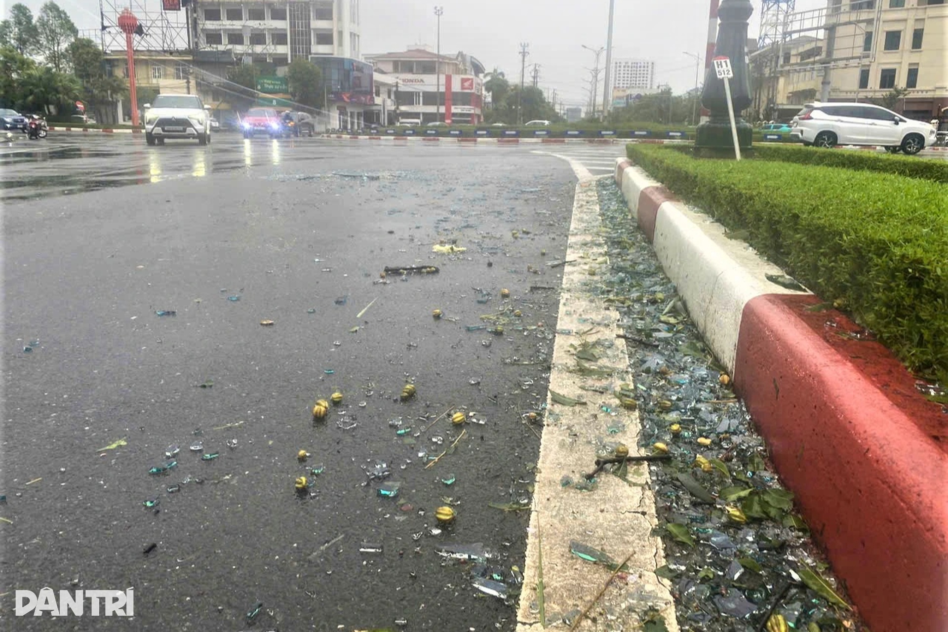 Đỗ trên cao tránh ngập, hàng loạt ô tô lại bị vỡ kính, móp xe - 10 Đỗ trên cao tránh ngập, hàng loạt ô tô lại bị vỡ kính, móp xe - 10