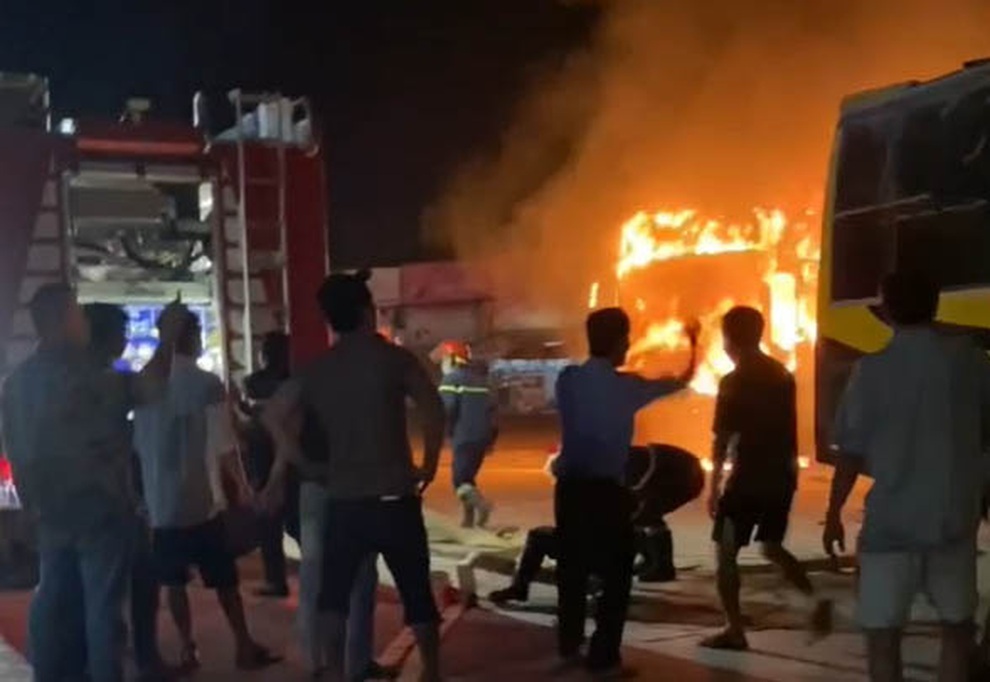 4 chiếc xe khách giường nằm bị cháy nghi ngút ngay trong bến - 2