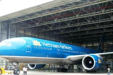 Máy bay nổ lốp khi hạ cánh xuống sân bay Tân Sơn Nhất