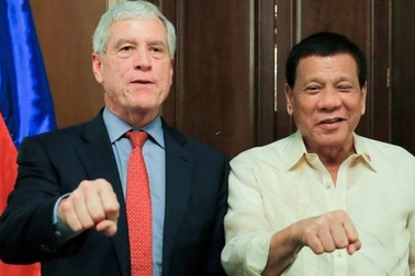 Bức ảnh gây tranh cãi của ông Duterte và giám đốc tình báo Australia