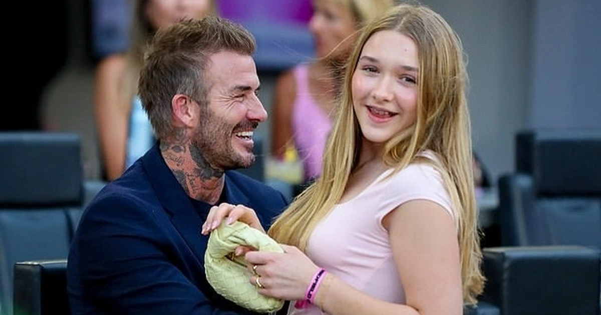 Lịm tim trước diện mạo xinh xắn ngọt ngào của "cô út" Harper Beckham