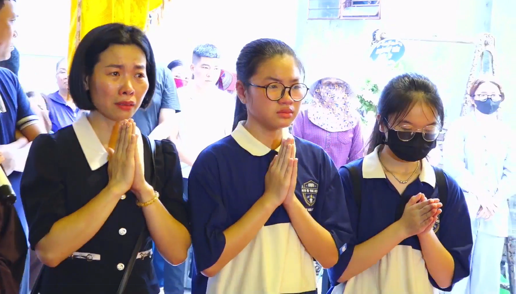 Tang lễ ca nương Tú Thanh: Mẹ nhắn gửi từ xa, cô giáo và bạn học khóc nghẹn - 4 Tang lễ ca nương Tú Thanh: Mẹ nhắn gửi từ xa, cô giáo và bạn học khóc nghẹn - 4