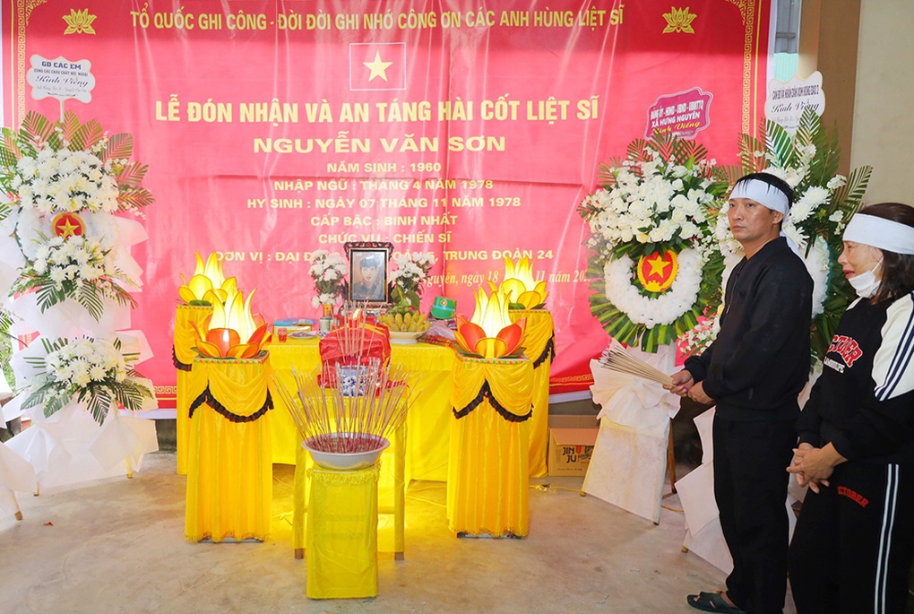 Người dân đội mưa đón liệt sỹ hi sinh năm 18 tuổi trở về quê hương - 2 Người dân đội mưa đón liệt sỹ hi sinh năm 18 tuổi trở về quê hương - 2