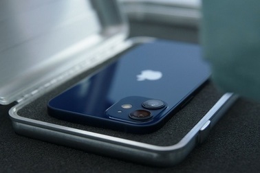 Apple "gian lận" giá iPhone 12 ngay trên trang chủ?