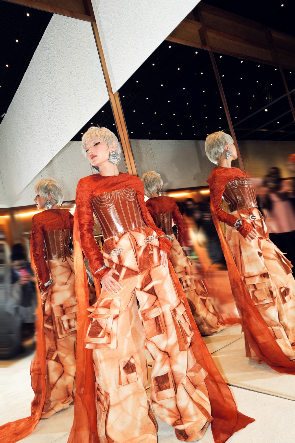 Châu Bùi khác lạ trong thiết kế của Phan Đăng Hoàng tại Milan Fashion Week - 6 Châu Bùi khác lạ trong thiết kế của Phan Đăng Hoàng tại Milan Fashion Week - 6