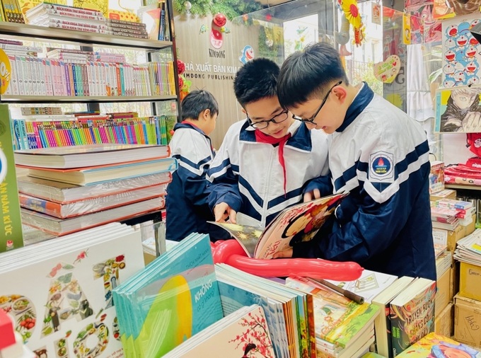 Bạn đọc tìm được nhiều sách bổ ích, lý thú tại không gian này. Ảnh hanoimoi.com.vn