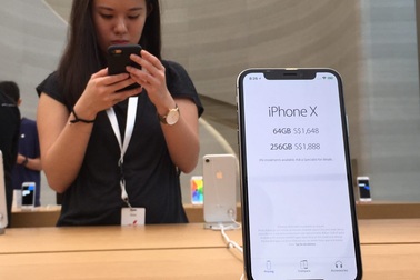 Dân buôn trông chờ vào "cánh cửa hẹp" để đưa iPhone 12 về Việt Nam