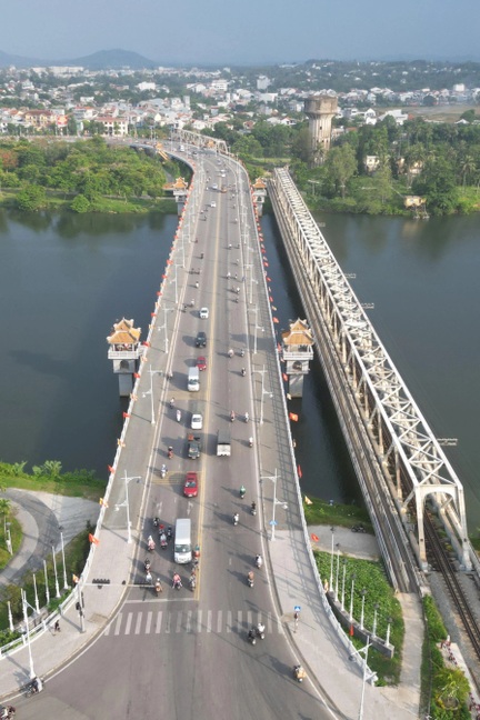 Cầu đường sắt qua sông Hương 3 lần liên tiếp "chèn đá" chống chọi lũ lớn