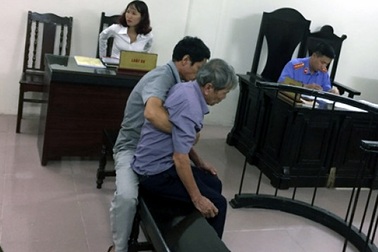 Hà Nội: Hiếp dâm bé gái 4 tuổi, cụ ông 79 lĩnh 8 năm tù