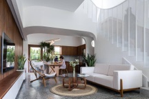 Nhà mang phong cách Thụy Điển ngập ánh sáng và cây xanh của vợ chồng trẻ