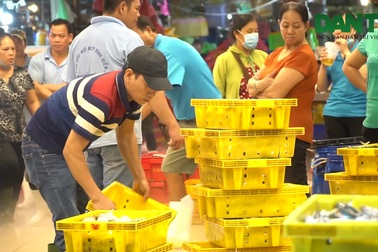 Vui buồn nghề cửu vạn ở chợ đêm Sài Gòn