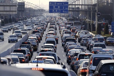 Vì sao Trung Quốc nới lỏng quy định sản xuất xe xanh?