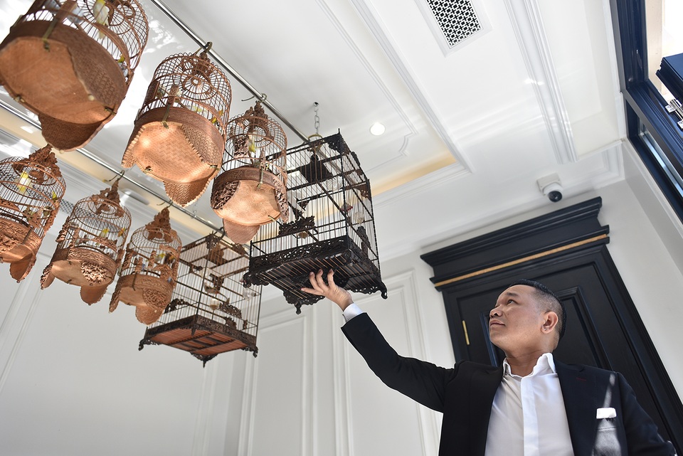 Cận cảnh bộ sưu tập lồng chim đắt đỏ giá 10 tỷ đồng của đại gia Việt - 9 Cận cảnh bộ sưu tập lồng chim đắt đỏ giá 10 tỷ đồng của đại gia Việt - 9
