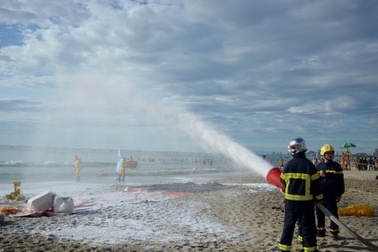 Gần 200 người diễn tập ứng phó sự cố tràn dầu