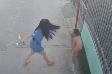 Bé trai 8 tuổi bị người phụ nữ trói cột điện đánh đập dã man