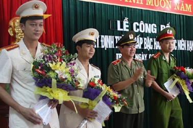 Ba chiến sĩ công an bị bắn trọng thương được thăng hàm trước niên hạn