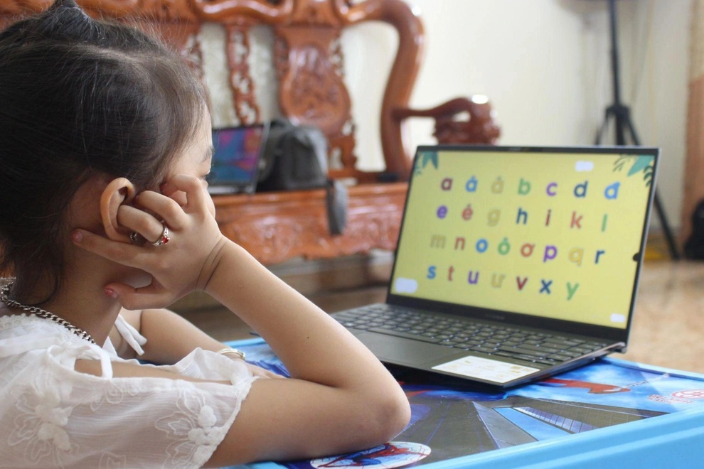 Tâm sự đắng lòng của phụ huynh khi con vào lớp 1 học online - 1 Tâm sự đắng lòng của phụ huynh khi con vào lớp 1 học online - 1