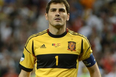Iker Casillas: Người hùng và tội đồ