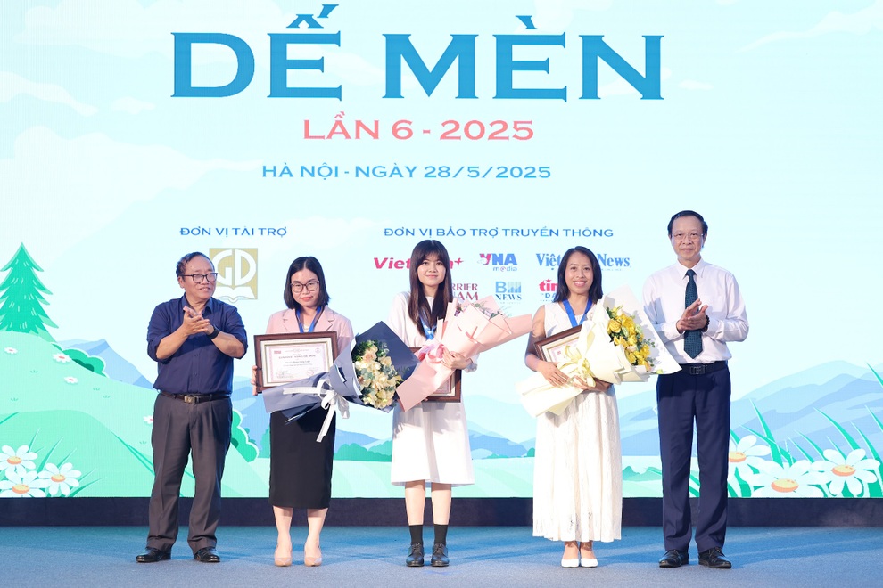 តន្ត្រីករ Pham Tuyen ទទួលបានពានរង្វាន់ Cricket Knight - ២ Nhạc sĩ Phạm Tuyên được trao giải thưởng Hiệp sĩ Dế Mèn - 2