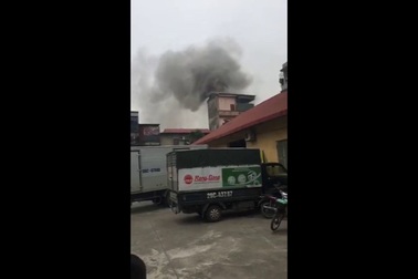 Hà Nội: Cháy lớn trên tầng tum, cả khu phố náo loạn