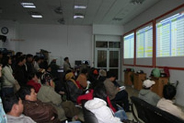 Nườm nượp đi “chợ” chứng khoán cuối năm