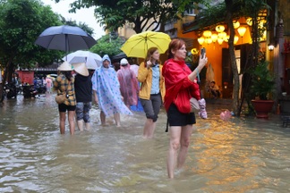 Nước lũ dâng cao ở Hội An, người dân mệt mỏi, du khách lội nước chụp ảnh