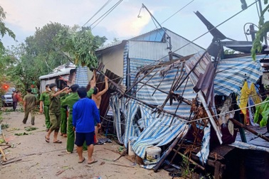 Bất thường giông lốc giữa mùa khô, 158 căn nhà ở An Giang bị sập và tốc mái