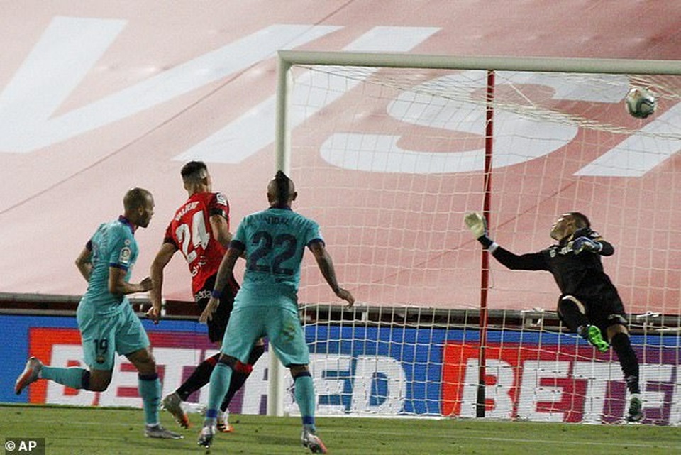 Mallorca 0-4 Barcelona: Messi tỏa sáng rực rỡ - 3 Mallorca 0-4 Barcelona: Messi tỏa sáng rực rỡ - 3