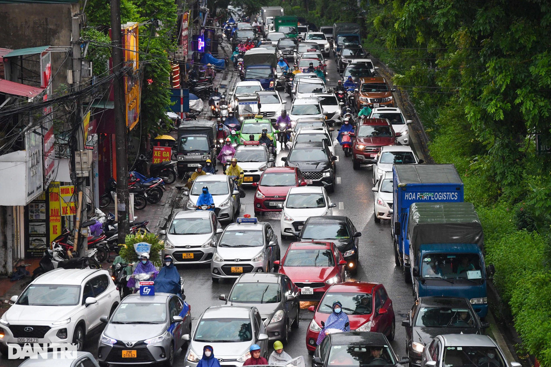 Mưa lớn do ảnh hưởng bão số 2: Giao thông Hà Nội tê liệt, ùn tắc kéo dài - 9 Mưa lớn do ảnh hưởng bão số 2: Giao thông Hà Nội tê liệt, ùn tắc kéo dài - 9