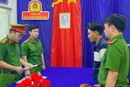 Người đàn ông đánh cảnh sát khi bị nhắc nhở đậu xe lấn lòng đường