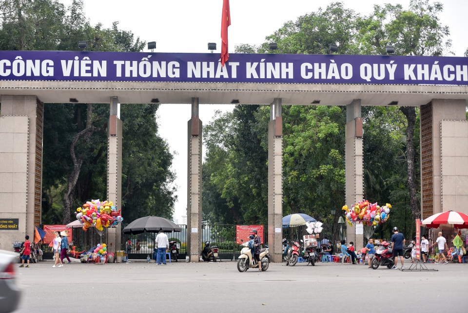 Người dân đổ về hồ Gươm vui chơi, quên đeo khẩu trang - 12 Người dân đổ về hồ Gươm vui chơi, quên đeo khẩu trang - 12