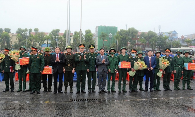 Lãnh đạo tỉnh Thanh Hóa, TP Thanh Hóa trao tặng quà cho các tân binh 