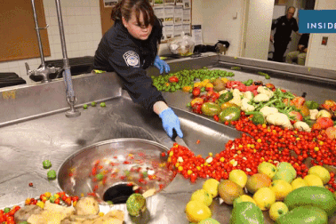 Xem nhân viên sân bay tiêu hủy thực phẩm thu từ khách quốc tế