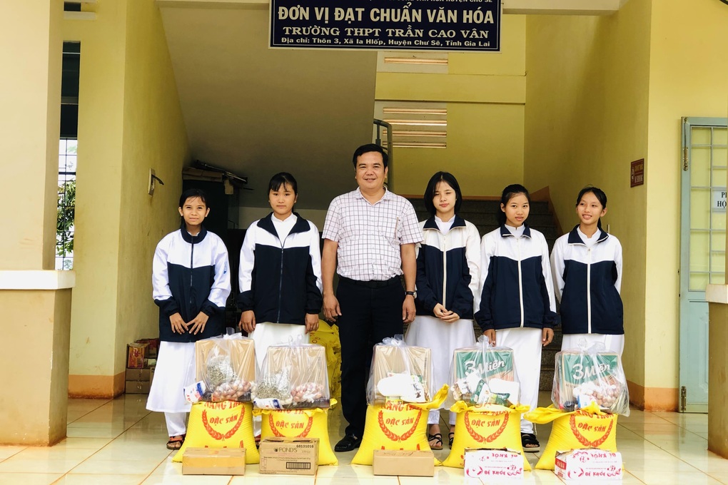 Những giáo viên nặng lòng với sự nghiệp trồng người ở vùng cao - 7 Những giáo viên nặng lòng với sự nghiệp trồng người ở vùng cao - 7