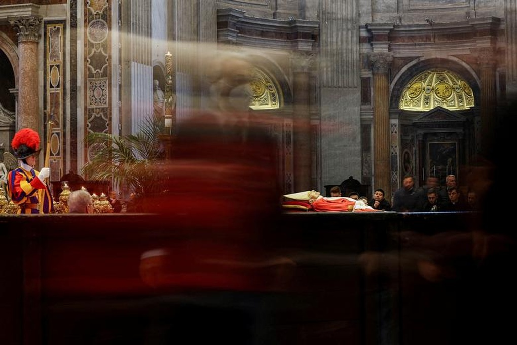 Dòng người xếp hàng dài viếng cựu Giáo hoàng Benedict XVI - 9 Dòng người xếp hàng dài viếng cựu Giáo hoàng Benedict XVI - 9