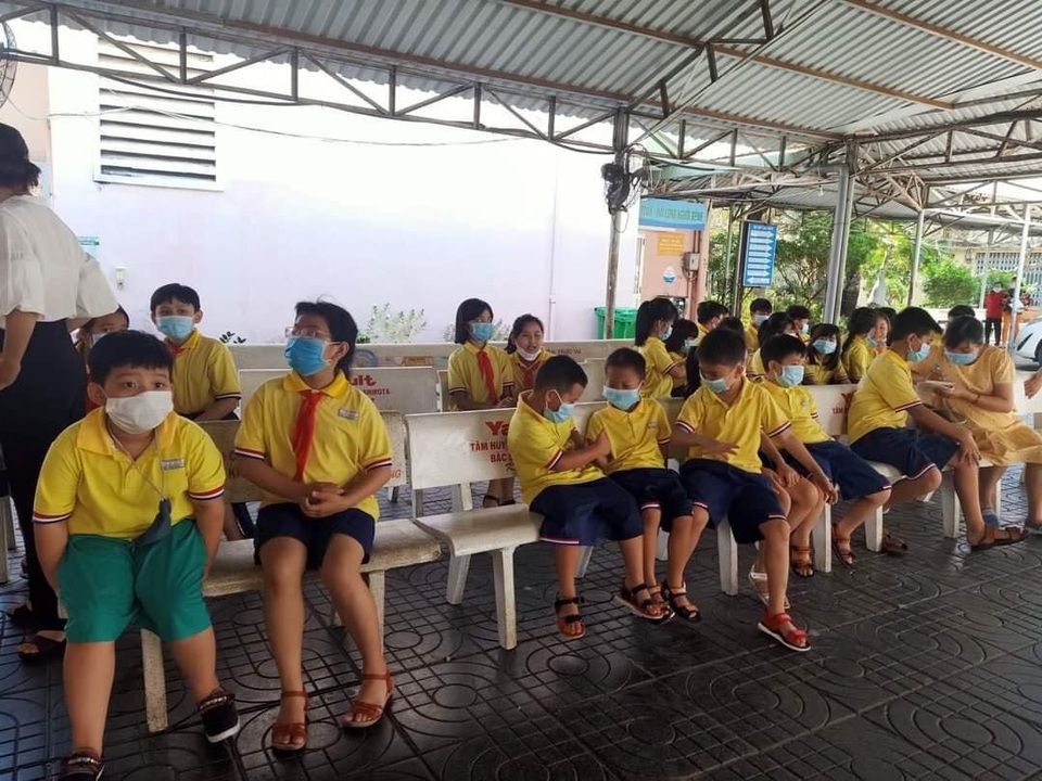 Hơn 40 học sinh tiểu học nhập viện nghi ngộ độc thực phẩm - 1 Hơn 40 học sinh tiểu học nhập viện nghi ngộ độc thực phẩm - 1