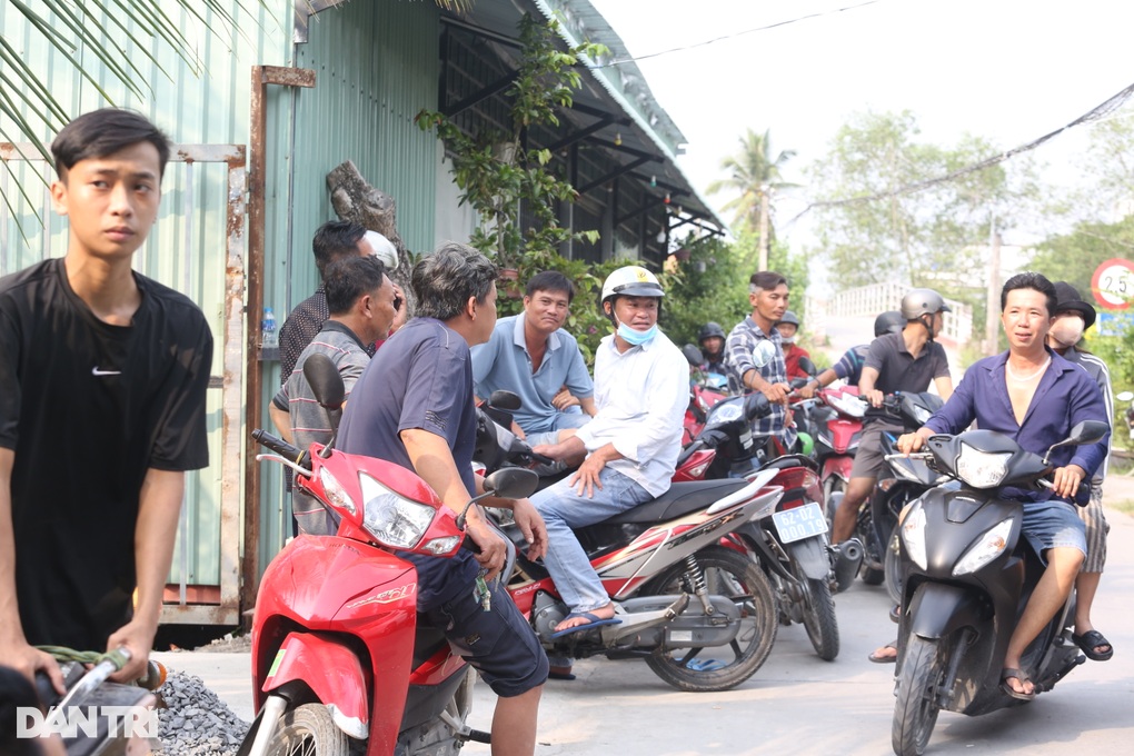 Chủ quán nước rụng rời tay chân khi giáp mặt hung thủ giết người 4 giờ - 3 Chủ quán nước rụng rời tay chân khi giáp mặt hung thủ giết người 4 giờ - 3